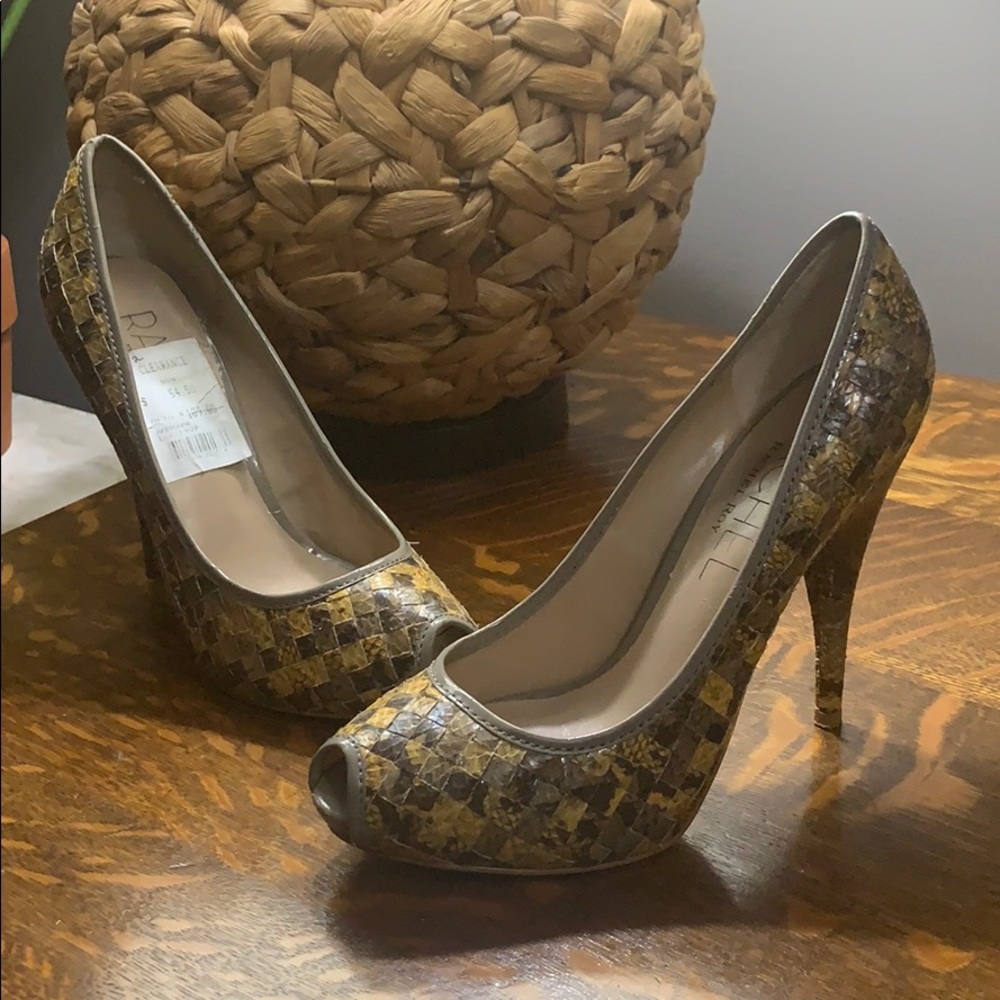 RACHEL Rachel Roy yellow and gray stiletto